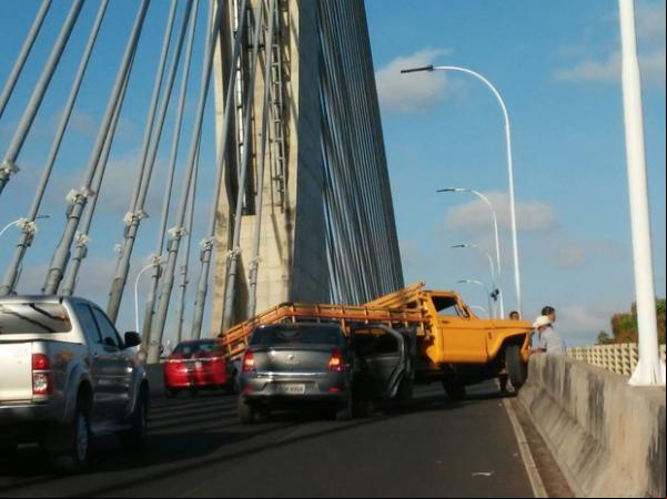 Batida deixou trânsito lento na Ponte Estaiada em Teresina.(Imagem:Eulália Teixeira/TV Clube)