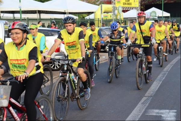 Centenas de ciclistas participaram do eio promovido pelo Detran, que teve início no Parque Potycabana e reforçou a conscientização no trânsito.(Imagem:Divulgação)