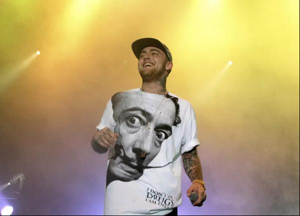Um dos homens acusados de vender as drogas que mataram o rapper Mac Miller em 2018 foi condenado a 17 anos de prisão nos EUA nesta segunda-feira (16). Stephen Walter enfrentava as(Imagem:Reprodução)