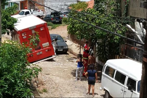 Rua cede e caminhão fica preso em buraco na zona Sul de Teresina.(Imagem:florianonews.piauiconectado.com)