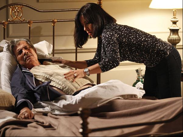 Norma coloca uma toalha molhada no peito de Teodoro.(Imagem: Insensato Coração/ TV Globo)