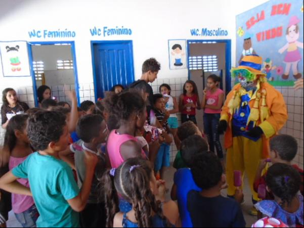 Na véspera do Dia das Crianças, Palhaço Carrapeta distribui bombons na zona rural de Floriano.(Imagem:FlorianoNews)