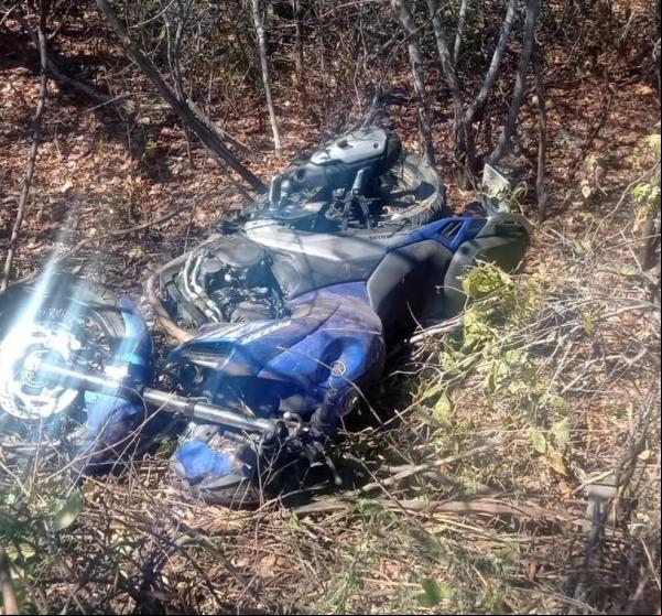 Homem é baleado e morto quando pilotava motocicleta e levava adolescente na garupa na BR-407.(Imagem:Polícia Militar)