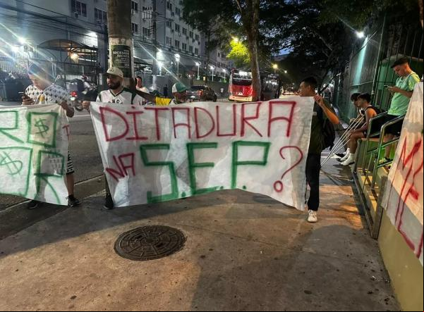 Protesto da torcida do Palmeiras: