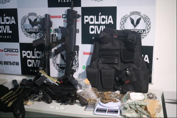 Armas e drogas apreendidas com membros de facção criminosa em Teresina.(Imagem:Maria Romero/ G1 PI)