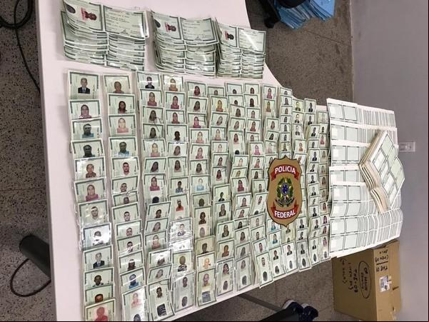 Operação apreendeu cédulas de RG em branco e documentos já falsificados em nome de falecidos.(Imagem:Divulgação/PF-PI)