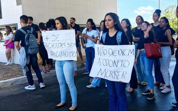 Estudantes denunciam falta de material em clínicas odontológicas da UFPI.(Imagem:Adriana Magalhães/florianonews.piauiconectado.com)