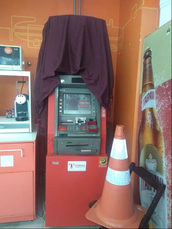Criminosos tentaram roubar caixa eletrônico.(Imagem:Nayara Nadja/TV Clube)