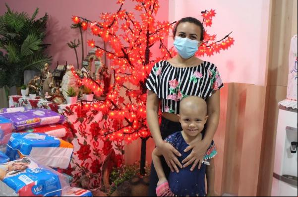 Camila Vitória, de 4 anos, diagnosticada com Leucemia e sua mãe, Geracinda Vieira no Lar de Maria no Piauí.(Imagem:Lívia Ferreira/g1 PI )