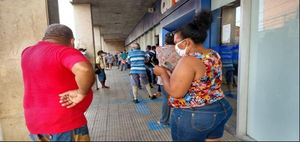 Vagas em fila para sacar aux?lio emergencial s?o vendidas a R$ 20(Imagem:Reprodu??o)