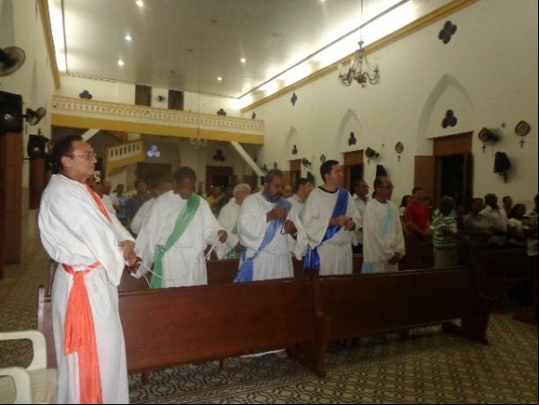 Fiéis participam .a missa do lava pés e procissão do fogaréu (Imagem:FlorianoNews)