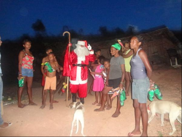 Papai Noel entrega brinquedos e cestas básicas em Floriano. (Imagem:FlorianoNews)