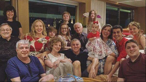 Angélica mostra Natal com pais dela e de Luciano Huck, e toda a família(Imagem:Reprodução/Instagram)