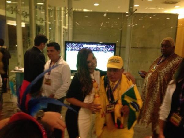 Repórter Amarelinho chega ao estúdio da Rede Globo.(Imagem:FlorianoNews)