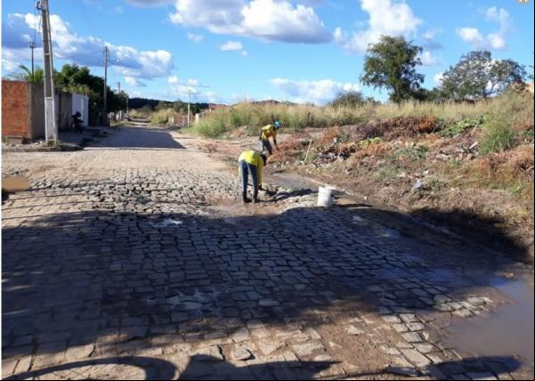 Infraestrutura repara calçamento em ruas de Floriano.(Imagem:Secom)