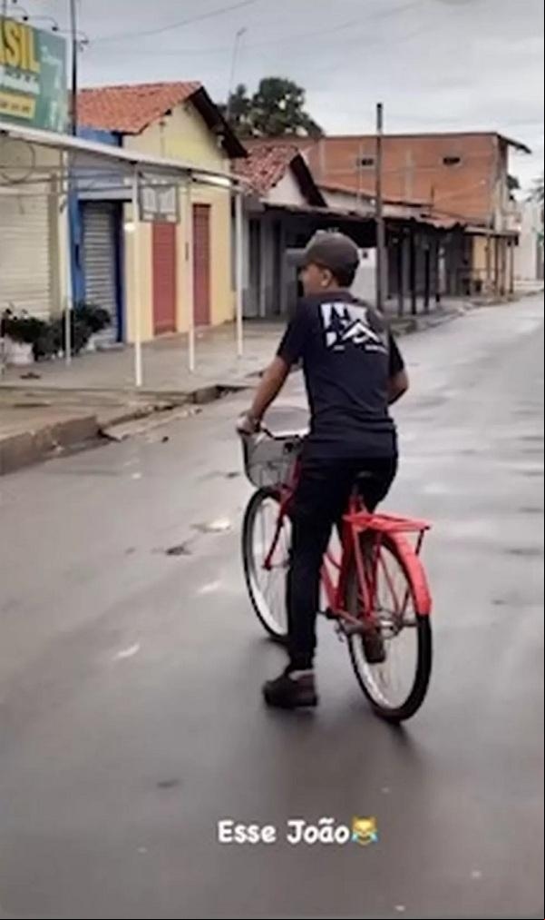 Cantor João Gomes andando de bicicleta no interior do Piauí.(Imagem:Reprodução )
