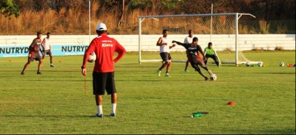 Flávio Araújo deve manter formação defensiva, mas pode mudar meio com retorno de Rogério.(Imagem:André Leal)