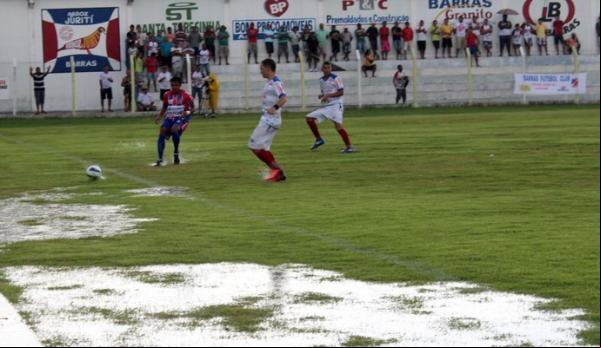 Campo do Juca Fortes fica tomado por várias poças de lama quando chove.(Imagem:Josiel Martins )
