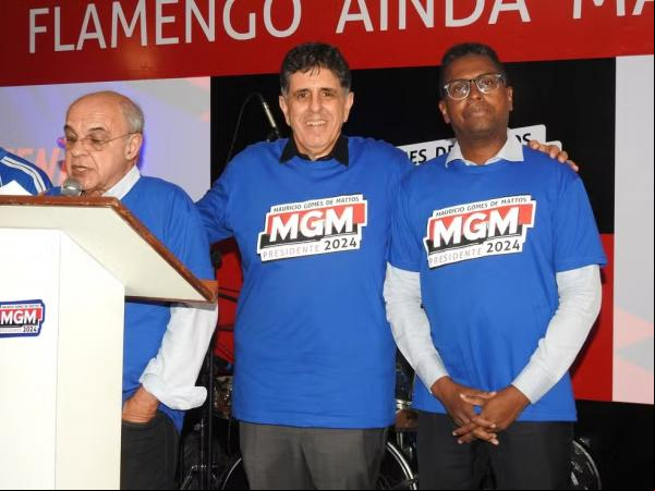 Eduardo Bandeira de Mello discursa ao lado de Wellington Silva, vice da chapa Mengão Maior.(Imagem:Fred Gomes)