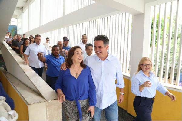 Ciro percorre ruas do Centro, tem contato com populares e almoça no Restaurante Popular(Imagem:Divulgação)