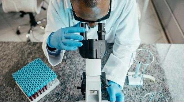 Pesquisador trabalha em laboratório(Imagem:Drs Producoes/Getty Images)