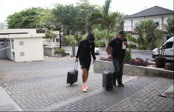 Atacante a mancando na chegada gremista para o jogo com o Flamengo, na quarta-feira(Imagem:Eduardo Moura)