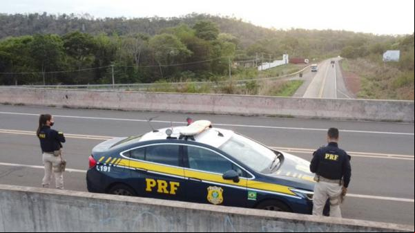 Restrição de Tráfego Para aumentar a fluidez do trânsito e a segurança, também haverá restrição de trânsito a alguns veículos de carga em rodovias de pista simples. De acordo com(Imagem:Reprodução)