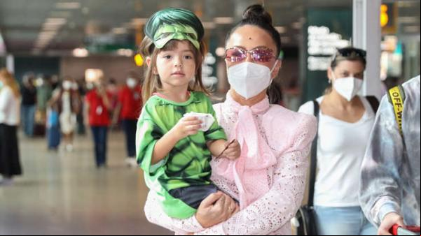 A filha de Sabrina Sato e Duda Nagle roubou a cena ao desembarcar no aeroporto de Congonhas, em São Paulo, neste domingo (29). A menina - que ganhou uma festa temática por seus 3 a(Imagem:Reprodução)