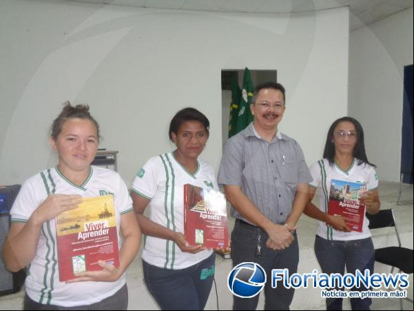 CEEP de Floriano distribui livros didáticos aos alunos do Proeja.(Imagem:FlorianoNews)
