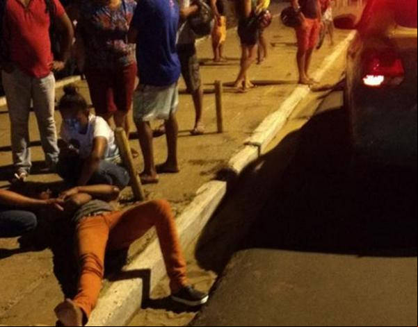 ageiros pulam de ônibus em movimento durante assalto em Teresina.(Imagem:florianonews.piauiconectado.com)