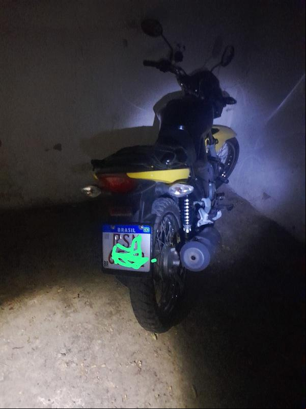 Polícia Militar de Floriano recupera motocicleta roubada em casa abandonada.(Imagem: Divulgação)
