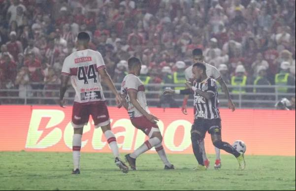 Neymar em ação pelo Santos contra o CRB.(Imagem:Ailton Cruz)
