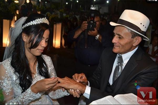 Stefhany chega na igreja de jumento e casa com empresário de 50 anos.(Imagem:PortalV1)