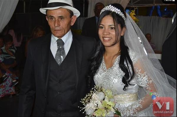 Stefhany chega na igreja de jumento e casa com empresário de 50 anos.(Imagem:PortalV1)