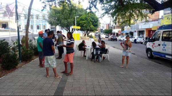 Equipe da Unidade Móvel de Saúde oferecendo atendimento a moradores de rua(Imagem:Equipe da Unidade Móvel de Saúde)