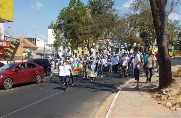 Famílias fazem protesto(Imagem:florianonews.piauiconectado.com)