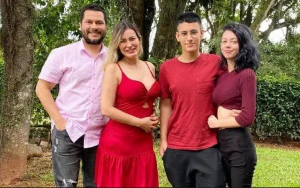 Urach faz as pazes com filho(Imagem:Reprodução)
