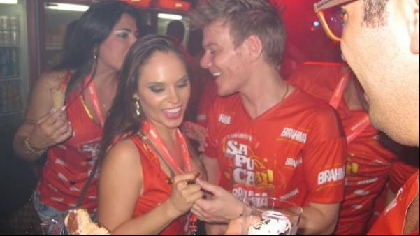 Michel Teló se encanta com atriz em camarote na Sapucaí. (Imagem:Michael Sá / EXTRA )