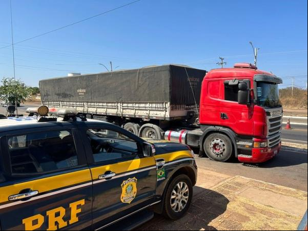 O condutor não apresentava o descanso de 24 horas exigido por lei e estava sob posse de dez comprimidos de rebite, além de ter feito o uso de cinco comprimidos durante o percurso.(Imagem:Divulgação/PRF)