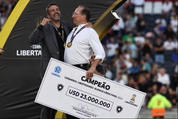 Tudo em aberto: técnico Artur Jorge e John Textor, dono da SAF do Botafogo, ainda não conversaram sobre 2025 e uma possível permanência no alvinegro.l(Imagem:Alejandro Pagni / AFP)