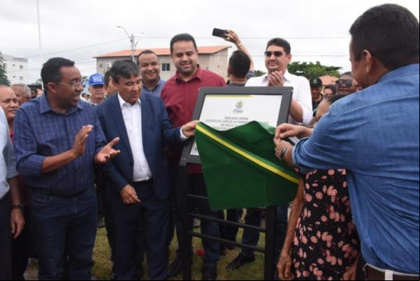O governador Wellington Dias inaugurou, nesta terça-feira (28), obras de mobilidade urbana na cidade de Floriano.(Imagem:Divulgação)