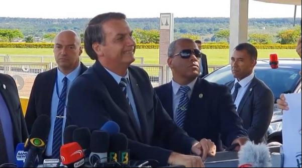 O presidente Jair Bolsonaro, no Alvorada, conversa com grupo de apoiadores.(Imagem:Reprodução)