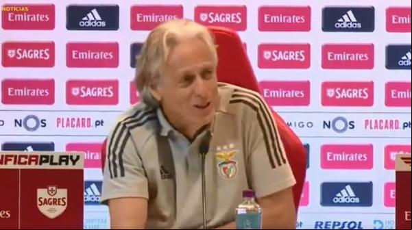 Técnico leva na esportiva as provocações após eliminação do time português na Liga dos Campeões e não se diz arrependido por ter deixado o clube carioca.(Imagem:Reprodução/Benfica TV)