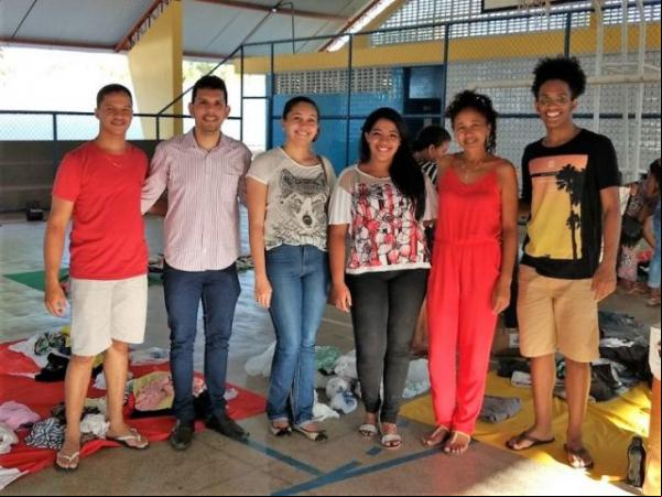 Curso de istração de Floriano realiza ação de natal com distribuição de alimentos e roupas.(Imagem:UESPI)