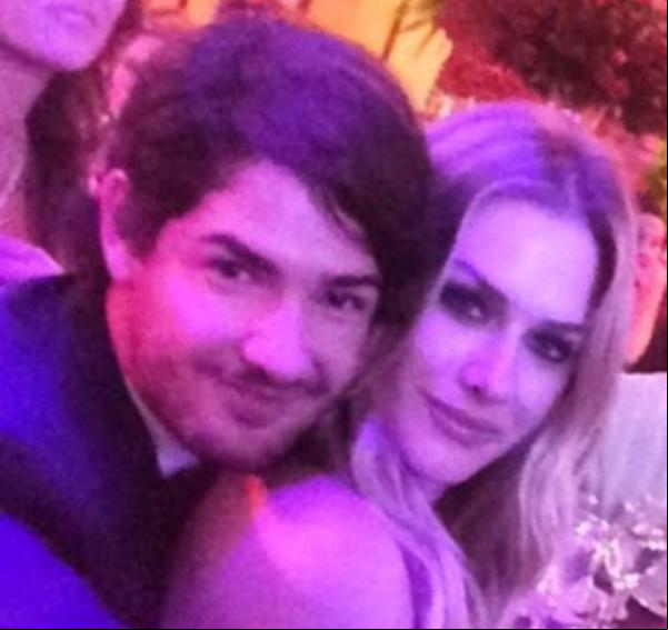 Alexandre Pato e Fiorella Mattheis posam agarradinhos para fotos em evento beneficente.(Imagem:Instagram / Perfil Nanarude )