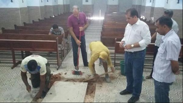 Equipe do Vaticano realiza exumação do corpo de Dom Inocêncio Lopez Santa Maria.(Imagem:florianonews.piauiconectado.com)