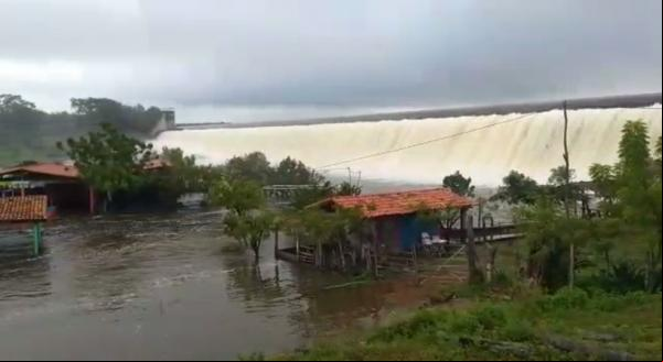 Mesmo assim, o alagamento surpreendeu alguns donos de bares. De acordo com Otávio Pereira, alguns empresários deixaram equipamentos como freezers, geladeiras, cadeiras e até mesas(Imagem:Reprodução)