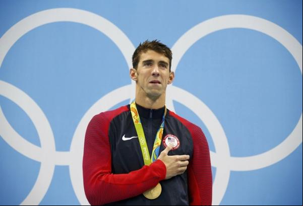 Michael Phelps se emociono no alto do pódio dos 200m medley.(Imagem: Reuters)