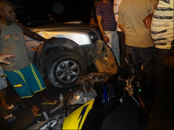 Acidente envolvendo uma moto e uma caminhonete na av. Senador Dirceu Arcoverde.(Imagem:FlorianoNews)