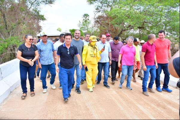 Vereadores de Floriano participam de entrega da ponte que dá o à localidade Saco.(Imagem:CMF)